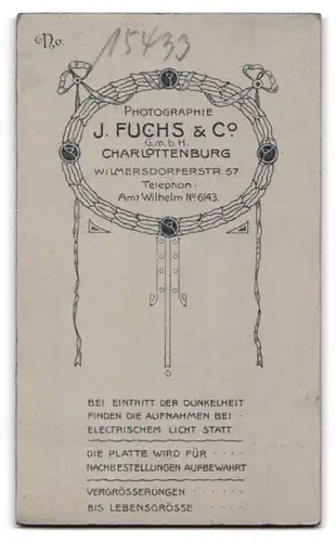 Fotografie J. Fuchs & Co., Charlottenburg, Mädchen zum Schulanfang mit Brottasche und Mützenband Kreuzer Karlsruhe