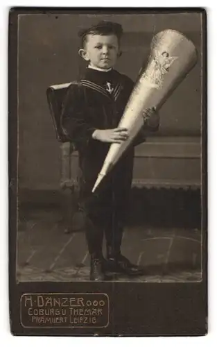 Fotografie H. Dänzer, Coburg, junger Knabe zum Schulanfang mit grosser Zuckertüte und Schulranzen, Matrosenanzug