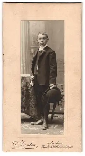 Fotografie th. Lantin, Aachen, junger Knabe im Anzug mit Melone zu seiner Konfirmation