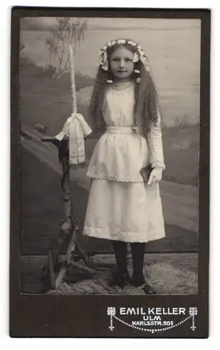 Fotografie Emil Keller, Ulm a. D., hübsches Mädchen zur Konfirmation im weissen Kleid mit lockigen Haaren