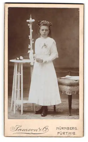 Fotografie Samsons & Co., Nürnberg, junges Mädchen mit Kommunionskerze und Bibel