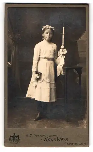 Fotografie Hans Weis, Memmingen, Mädchen zur Kommunion mit Kerze und im Haarschmuck