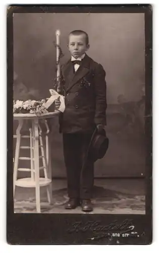 Fotografie J. Hartelt, Breslau, junger Knabe mit langer Kerze im Anzug zu seiner Kommunion