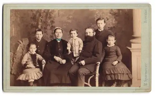 Fotografie B. Sparmeyer, Herrnhut, Mutter und Vater mit ihren fünf Kinder im Atelier, Mutterglück