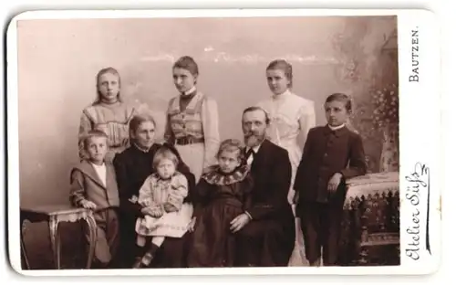 Fotografie Atelier Süss, Bautzen, Mutter und Vater mit ihren sieben Kinder posieren im Atelier, Mutterglück