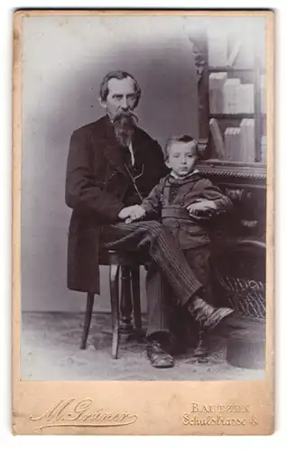 Fotografie M. Grüner, Bautzen, Herr Peter Conrad Wiegel mit seinem Sohn