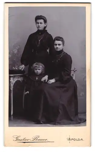 Fotografie Gustav Bauer, Apolda, junge Mutter nebst ihrer Schwester und Tochter im Atelier