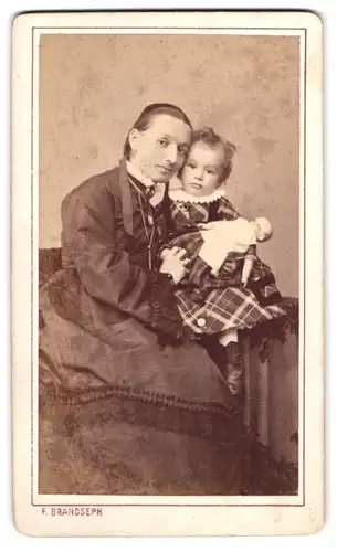 Fotografie F. Brandseph, Stuttgart, Mutter und Tochter im Atelier, Tochter mit Puppe im Arm, Mutterglück