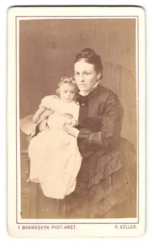 Fotografie F. Brandseph, Stuttgart, Mutter mit ihrer kleinen Tochter im Atelier, Mutterglück