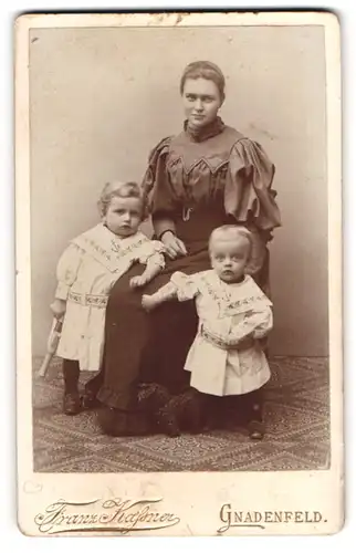 Fotografie Franz Kassner, Gnadenfeld, junger Mutter mit ihren beiden Kindern im Atelier, Mutterglück