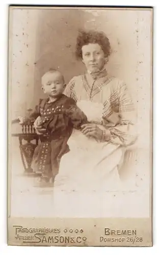 Fotografie Samsons & Co., Bremen, Mutter mit ihrem Kind im Atelier, Mutterglück