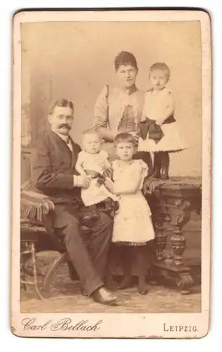 Fotografie Carl Bellach, Leipzig, Mutter und Vater mit ihren drei Kindern im Atlier, Mutterglück, 1892