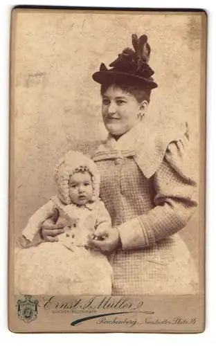 Fotografie Ernst J. Müller, Reichenberg / Liberec, Mutter mit ihrer Tochter im Winterkleid und mit Haube, Mutterglück