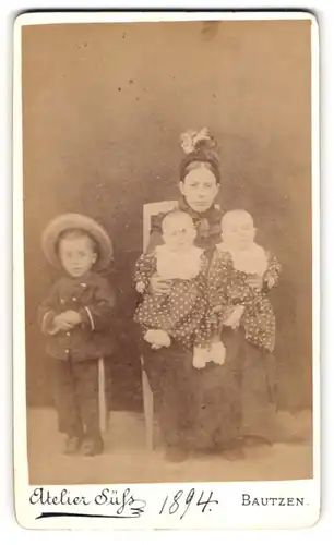 Fotografie Atelier Süss, Bautzen, Mutter mit ihrne drei Kindern im Atelier, Mutterglück, 1894