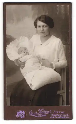 Fotografie Oscar Krämer, Zittau, stolze mitter mit ihrem Neugeborenen im Wickel, Mutterglück