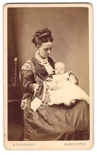 Fotografie A. Brothers, Manchster, englische Lady mit ihrem Kind auf dem Schoss, Mutterglück