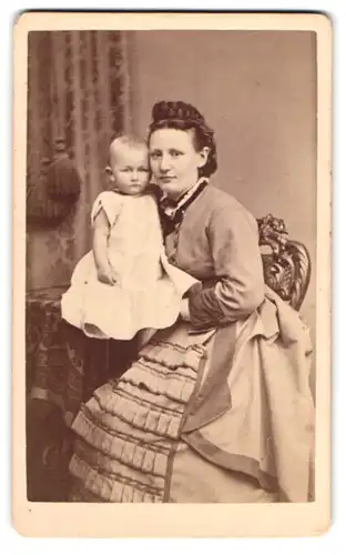 Fotografie Chr. Beitz, Arnstadt, junge Mutter mit ihrem Kind auf dem Schoss, Mutterglück