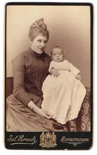 Fotografie Jul. Braatz, Berlin, Mutter im Pünktchenkleid mit Kleinkind auf dem Schoss, Mutterglück