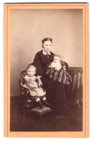 Fotografie F. Brandseph, Stuttgart, junge Mutter mit ihren beiden Kindern im Atelier