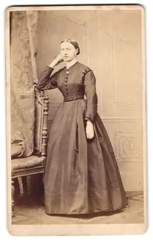 Fotografie J. E. Schubert, Nürnberg, junge Dame im schlichten Kleid mit Brosche