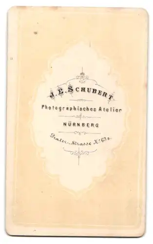 Fotografie J. E. Schubert, Nürnberg, junge Dame im schlichten Kleid mit Brosche