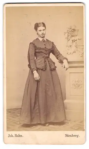 Fotografie Joh. Hahn, Nürnberg, junge Dame im Kleid mit Rüschen