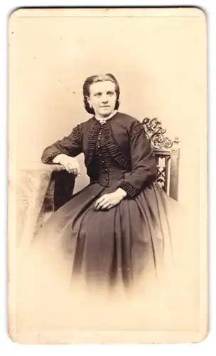 Fotografie W. Filser, Kaufbeuren, Portrait Dame im dunklen Kleid mit Ohrringen