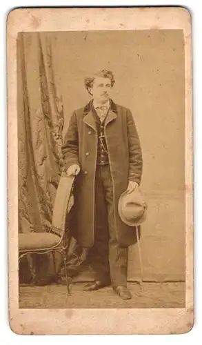 Fotografie Franz Neumayer, München, junger Mann im Anzug mit Mantel und Flanierstock