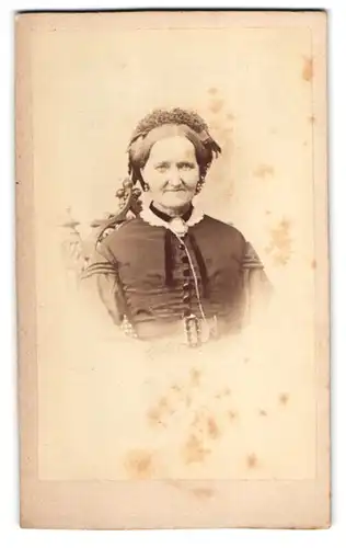 Fotografie unbekannter Fotograf und Ort, ältere Dame Elise P. im Kleid mit Brosche und Haube