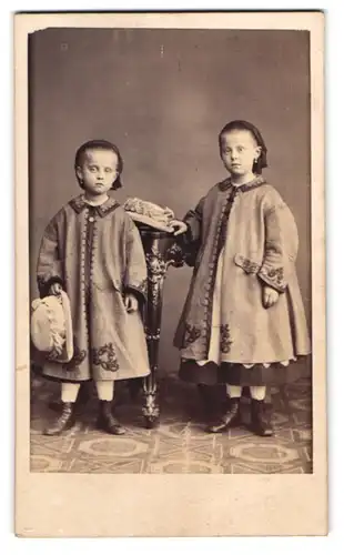 Fotografie H. Eley, Quedlinburg, zwei niedliche kleine Mädchen in Kleidern mit Hut