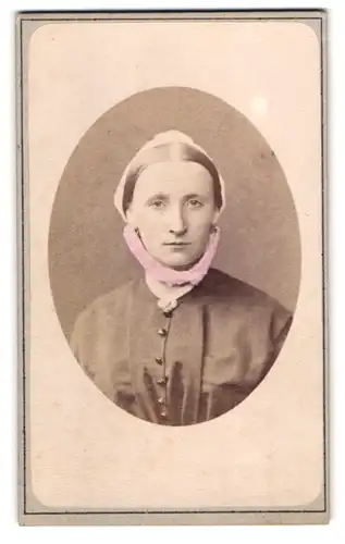 Fotografie Hermann Koch, Neuwied a. Rh., junge Frau im Kleid mit Haube und Kinnband