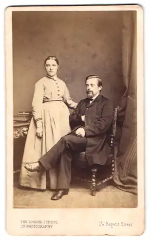 Fotografie London School of Photog., London, englisches Paar im hellen Kleid und im dunklen Anzug