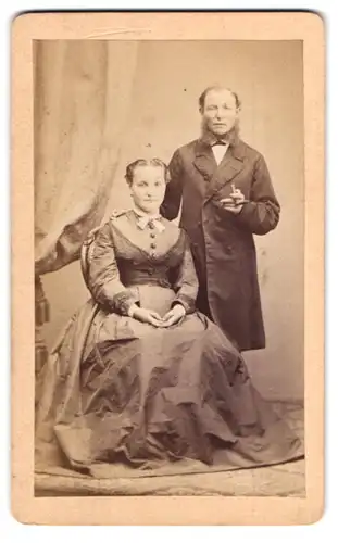 Fotografie Otto Weise, Mühlhausen i. Th., Frau und Mann im Biedermeierkleid und im Anzug mit Backenbart