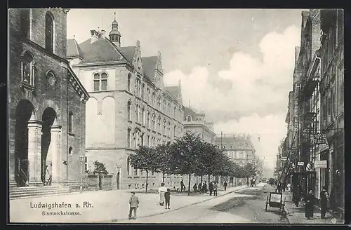 AK Ludwigshafen a. Rh., Bismarckstrasse mit Passanten