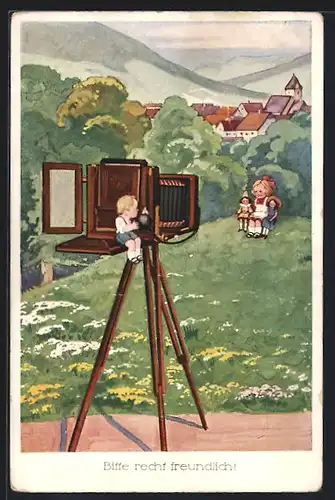 AK kleiner Junge mit Fotoapparat schaut zu seinem Motiv, kleines Mädchen mit Puppen