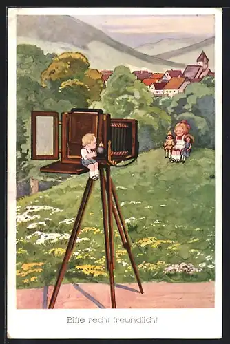 AK kleiner Junge mit Fotoapparat schaut zu seinem Motiv, kleines Mädchen mit Puppen