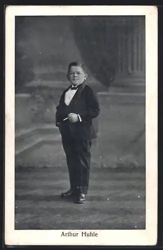 AK Liliputaner Arthur Huhle mit Zigarette