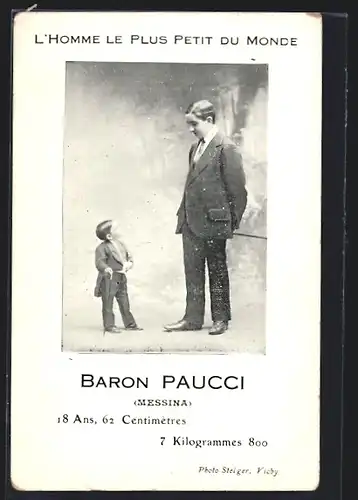 AK Liliputaner steht einem jungen Mann gegenüber