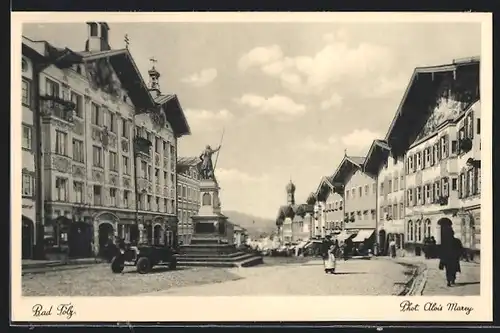 AK Bad Tölz, Strassenpartie mit Denkmal und Leuten