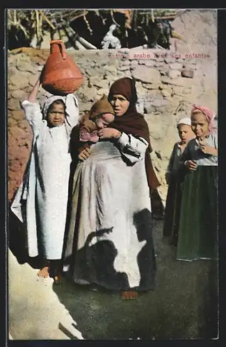 AK Femme arabe avec ses enfants