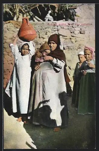 AK Femme arabe avec ses enfants