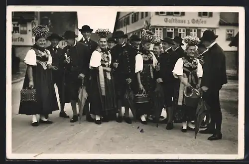 AK Lossburg /Schwarzwald, Lossburger Trachten, Gruppenbild vor dem Gasthaus zum Ochsen