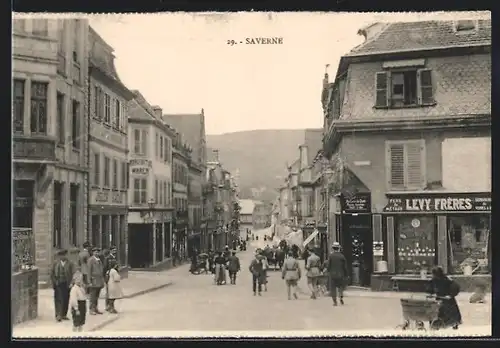 AK Saverne, Strassenpartie mit Passanten und Geschäft Levy Fréres