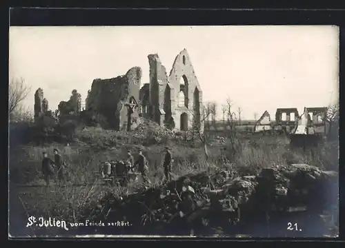 AK St. Julien, Soldaten vor den Ruinen des Ortes