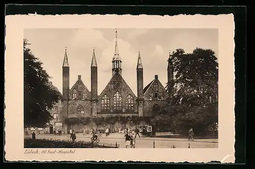 AK Lübeck, Passanten vor dem Hl. Geist-Hospital