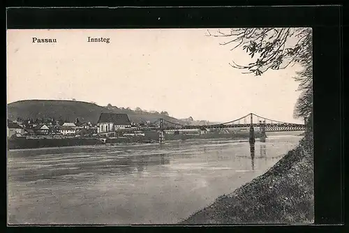 AK Passau, am Ufer des Innsteg, Blick auf die Innbrücke