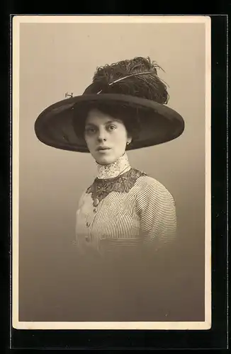 AK Junge Frau mit Hut in einer gestreiften Bluse