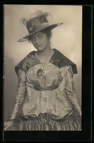 AK Junge Frau im extravaganten Kleid mit Federn am Hut