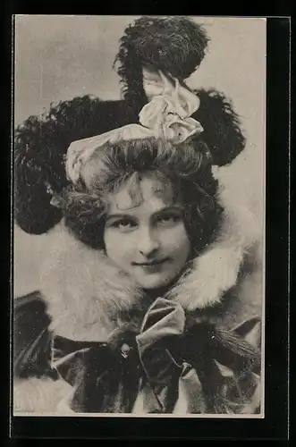 AK Junge Frau im Wintermantel mit einem Hut