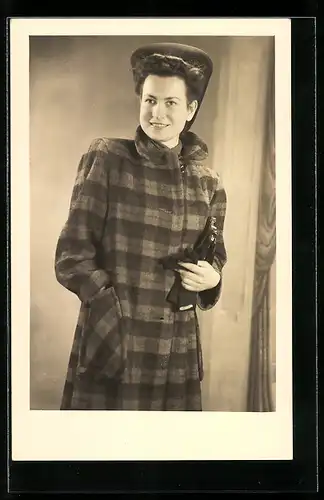 AK Junge Frau stehend im karierten Mantel mit Hut